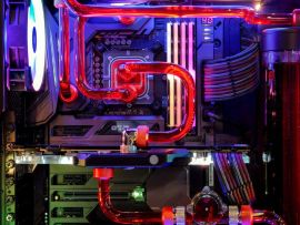 Lais Puzzle - Desktop Computer Gaming mit mehrfarbiger LED-Lichtshow beim Arbeiten - 500 & 1.000 Teile