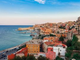 Lais Puzzle - Panorama-Seelandschaft mit Gaeta, Latium, Italien. Malerische historische Stadt mit alten Gebäuden, alten Kirchen, schönem Sandstrand und klarem blauem Wasser. Berühmtes Touristenziel an der Riviera di Ulisse - 500 & 1.000 Teile