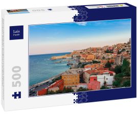 Lais Puzzle - Panorama-Seelandschaft mit Gaeta, Latium, Italien. Malerische historische Stadt mit alten Gebäuden, alten Kirchen, schönem Sandstrand und klarem blauem Wasser. Berühmtes Touristenziel an der Riviera di Ulisse - 500 Teile