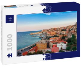 Lais Puzzle - Panorama-Seelandschaft mit Gaeta, Latium, Italien. Malerische historische Stadt mit alten Gebäuden, alten Kirchen, schönem Sandstrand und klarem blauem Wasser. Berühmtes Touristenziel an der Riviera di Ulisse - 1.000 Teile