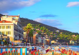 Lais Puzzle - Mehrfarbige Sonnenschirme am Strand in Alassio, Provinz Savona, Region Sanremo, Italien. Stadt bei Sonnenuntergang - 100, 200, 500 & 1.000 Teile
