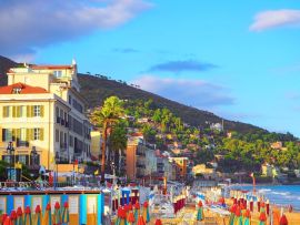 Lais Puzzle - Mehrfarbige Sonnenschirme am Strand in Alassio, Provinz Savona, Region Sanremo, Italien. Stadt bei Sonnenuntergang - 500 & 1.000 Teile