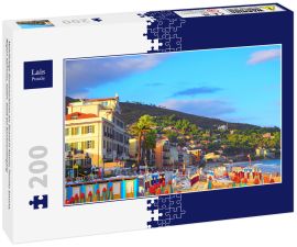 Lais Puzzle - Mehrfarbige Sonnenschirme am Strand in Alassio, Provinz Savona, Region Sanremo, Italien. Stadt bei Sonnenuntergang - 200 Teile