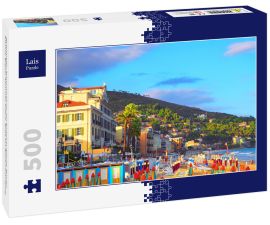 Lais Puzzle - Mehrfarbige Sonnenschirme am Strand in Alassio, Provinz Savona, Region Sanremo, Italien. Stadt bei Sonnenuntergang - 500 Teile