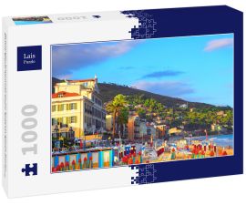 Lais Puzzle - Mehrfarbige Sonnenschirme am Strand in Alassio, Provinz Savona, Region Sanremo, Italien. Stadt bei Sonnenuntergang - 1.000 Teile