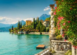 Lais Puzzle - Oleander Blumen und Villa Monastero im Hintergrund, Comer See, Varenna - 100, 200, 500 & 1.000 Teile