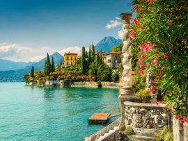 Lais Puzzle - Oleander Blumen und Villa Monastero im Hintergrund, Comer See, Varenna - 500 & 1.000 Teile