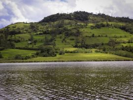 Lais Puzzle - Landschaft der ländlichen Gebiete und eines Sees in Pomacochas, Peru - 500 & 1.000 Teile
