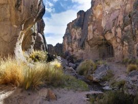 Lais Puzzle - Eine Schlucht mit dem Eingang zur Sumbay-Höhle, die berühmt ist für die Felskunst aus dem Paläolithikum, Departement Arequipa, Südperu - 500 & 1.000 Teile