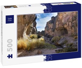 Lais Puzzle - Eine Schlucht mit dem Eingang zur Sumbay-Höhle, die berühmt ist für die Felskunst aus dem Paläolithikum, Departement Arequipa, Südperu - 500 Teile