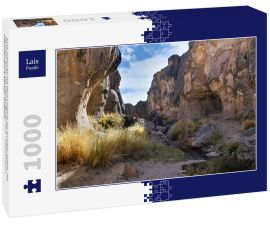 Lais Puzzle - Eine Schlucht mit dem Eingang zur Sumbay-Höhle, die berühmt ist für die Felskunst aus dem Paläolithikum, Departement Arequipa, Südperu - 1.000 Teile