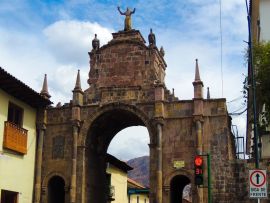 Lais Puzzle - Der Arco de Santa Clara ist ein Triumphbogen, der an einem der Punkte der Plaza San Francisco im historischen Zentrum der Stadt Cusco errichtet wurde. Er gilt als der schönste Triumphbogen in Peru - 500 & 1.000 Teile
