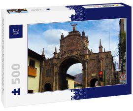 Lais Puzzle - Der Arco de Santa Clara ist ein Triumphbogen, der an einem der Punkte der Plaza San Francisco im historischen Zentrum der Stadt Cusco errichtet wurde. Er gilt als der schönste Triumphbogen in Peru - 500 Teile