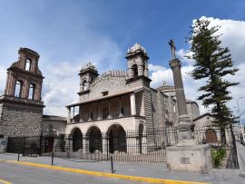 Lais Puzzle - Außenansicht der Kirche Santo Domingo in Ayacucho, Peru - 500 & 1.000 Teile