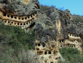 Lais Puzzle - Die Ventanillas de Combaya sind ein alter Prä-Inka-Friedhof in den Bergen Nordperus in der Nähe von Cajamarca. - 500 & 1.000 Teile