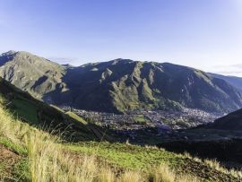 Lais Puzzle - Erste Sonnenstrahlen im Morgengrauen in der Stadt Huancavelica, Peru - 500 & 1.000 Teile