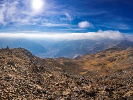 Lais Puzzle - Blick auf die Stadt Huancavelica Peru von einem Aussichtspunkt an einem sonnigen Tag mit Nebel - 500 & 1.000 Teile