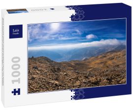 Lais Puzzle - Blick auf die Stadt Huancavelica Peru von einem Aussichtspunkt an einem sonnigen Tag mit Nebel - 1.000 Teile