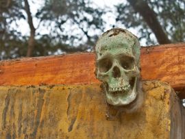 Lais Puzzle - Skulptur eines menschlichen Schädels im Park der Cachiche-Hexen in Ica, Peru - 500 & 1.000 Teile