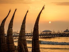 Lais Puzzle - Der Sonnenuntergang mit traditionellen Bootsbooten in der Stadt Huanchaco, Peru - 500 & 1.000 Teile