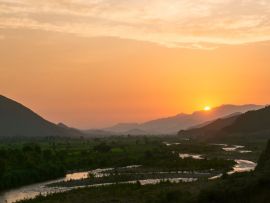 Lais Puzzle - Sonnenuntergang in einem von einem Fluss durchflossenen Tal in Lambayeque, Peru. Chancay-Fluss, Chongoyape, Lambayeque, Peru - 500 & 1.000 Teile