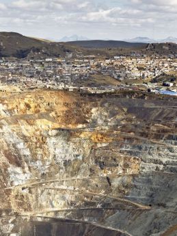 Lais Puzzle - Detail des Tagebaus "Raul Rojas", der durch den Bergbau entstanden ist und mitten in der Stadt "cerro de pasco" Realität ist, mit der diese Bevölkerung lebt, Peru - 500 & 1.000 Teile