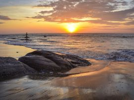 Lais Puzzle - Ein Fischer bei Sonnenuntergang am Playa las Pocitas, Mancora, Peru - 500 & 1.000 Teile