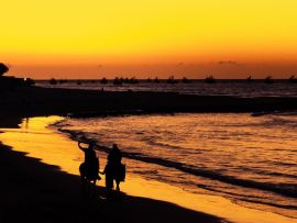 Lais Puzzle - Menschen zu Pferd bei Sonnenuntergang am Strand von Máncora, Perú - 500 & 1.000 Teile