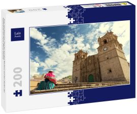 Lais Puzzle - Frau mit Keperina (Tasche auf dem Rücken) auf den Stufen der Kathedrale von Puno (Peru) sitzend - 200 Teile