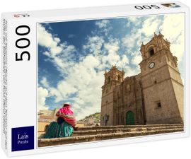 Lais Puzzle - Frau mit Keperina (Tasche auf dem Rücken) auf den Stufen der Kathedrale von Puno (Peru) sitzend - 500 Teile
