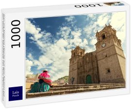 Lais Puzzle - Frau mit Keperina (Tasche auf dem Rücken) auf den Stufen der Kathedrale von Puno (Peru) sitzend - 1.000 Teile