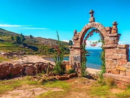 Lais Puzzle - Steinbogen am Eingang zum Inneren der Insel Taquile im Titicacasee, Peru - 500 & 1.000 Teile