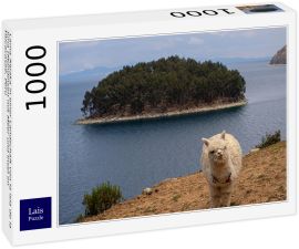 Lais Puzzle - Lama Alpaka in einer Landschaft von la isla de la luna (Mondinsel) mit Meer und Insel im Titicacasee, Peru - 1.000 Teile