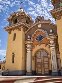 Lais Puzzle - Kirche im Zentrum der tropischen Stadt Tumbes Peru - 500 & 1.000 Teile