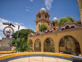 Lais Puzzle - Kirche im Zentrum der tropischen Stadt Tumbes Peru, bekannt für die schönsten Strände des Landes - 500 & 1.000 Teile