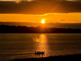 Lais Puzzle - Contamana Ucayali im Ucayali-Fluss Peru inmitten des peruanischen Dschungels, mit wunderschönem orangefarbenen Himmel - 500 & 1.000 Teile