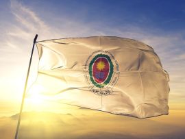 Lais Puzzle - Die Flagge des peruanischen Oberst Portillo weht auf dem oberen Nebel bei Sonnenaufgang - 500 & 1.000 Teile