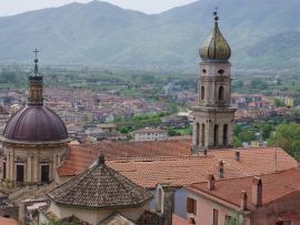 Lais Puzzle - Blick auf die Kirche Annunziata und im Hintergrund die Stadt Venafro. Isernia, Molise, Italien - 500 & 1.000 Teile