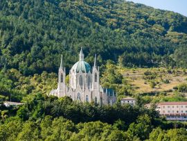 Lais Puzzle - Die Basilica santuario di Maria Santissima Addolorata ist ein modernes Heiligtum im Matese-Park in der Nähe von Isernia. - 500 & 1.000 Teile