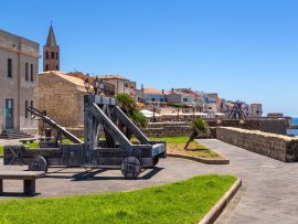 Lais Puzzle - Alghero, Sardinien, Italien. Ein altes Katapult auf der Böschung in der Altstadt - 500 & 1.000 Teile