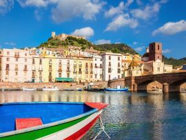 Lais Puzzle - Buntes Boot vor dem Hintergrund der schönen Gebäude von Bosa, Sardinien, Italien - 500 & 1.000 Teile