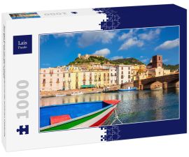 Lais Puzzle - Buntes Boot vor dem Hintergrund der schönen Gebäude von Bosa, Sardinien, Italien - 1.000 Teile