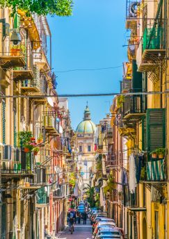 Lais Puzzle - Blick auf eine schmale Straße zur chiesa del carmine maggiore in Palermo, Sizilien, Italien - 1.000 Teile
