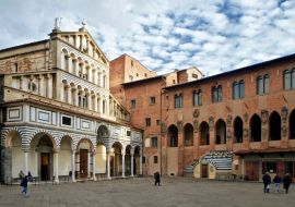 Lais Puzzle - Pistoia, Toskana, Italien, Blick auf die Piazza del Duomo, Stadtzentrum, mit der Fassade der Kirche des Doms im typisch toskanischen Stil und dem gotischen Bischofspalast  - 500 & 1.000 Teile