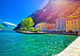 Lais Puzzle - Blick auf die Uferpromenade von Riva del Garda bei Sonnenuntergang - 500 & 1.000 Teile