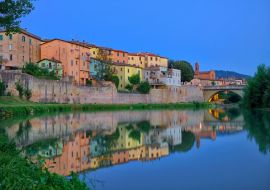 Lais Puzzle - Spiegelung der Altstadt im Fluss Tevere, Umbertide, Italien - 500 & 1.000 Teile