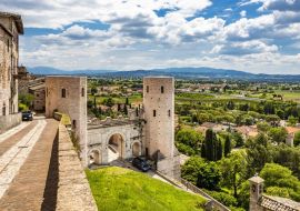 Lais Puzzle - Die Porta di Venere aus der Römerzeit, aus weißem Travertin, mit ihren drei Bögen und den beiden Türmen des Properzio. In Spello, Provinz Perugia, Umbrien, Italien - 500 & 1.000 Teile