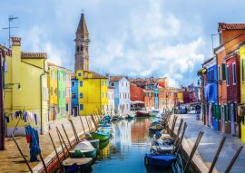 Lais Puzzle - Farbenfrohe Häuser, Kanal, Boot und Kirche auf der berühmten Insel Burano, Venedig, Italien - 500 & 1.000 Teile