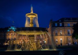 Lais Puzzle - Brunnen bei Nacht auf dem Schlossplatz in Stuttgart - 500 & 1.000 Teile