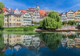Lais Puzzle - Blick auf die historische Altstadt von Tübingen mit Reflektion der Häuser im Wasser - 500 & 1.000 Teile